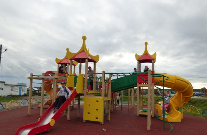 В посёлке Чёрное Соликамского округа детская игровая площадка сдана досрочно